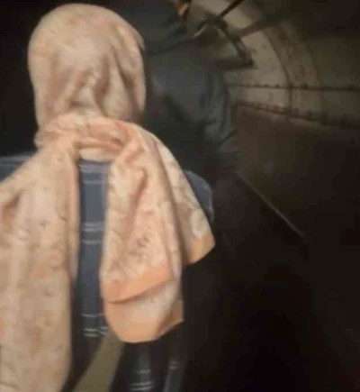 Kadık&ouml;y metrosunda intihar girişimi: Vatandaşlar raylarda y&uuml;r&uuml;d&uuml;