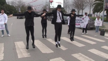 Kadık&ouml;y trafiğinde "moonwalk" dansı