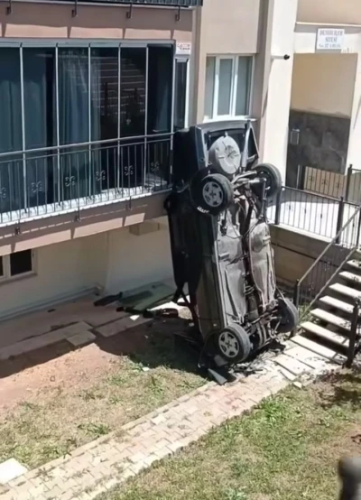 Kadın aday s&uuml;r&uuml;c&uuml; apartmanın bah&ccedil;esine u&ccedil;tu
