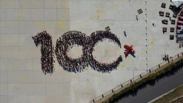 Kadın akrobasi pilotu Cumhuriyet'in 100. yılını &ouml;zel u&ccedil;uşuyla kutladı