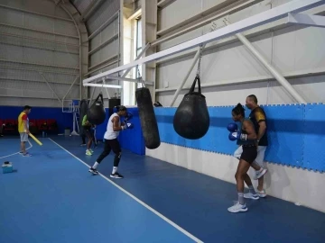 Kadın Boks Milli Takımı, olimpiyatlara yabancı &uuml;lkelerle hazırlanıyor
