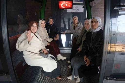 Kadın &ccedil;ift&ccedil;iler teleferikle eşsiz deneyim yaşadı
