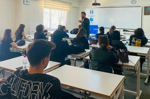 Kadın cinayetlerine dikkat &ccedil;ekmek i&ccedil;in y&uuml;r&uuml;d&uuml;ler
