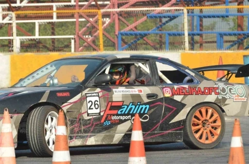 Kadın drift&ccedil;iler piste indi, şov yaptı
