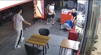 Kadın esnafa bı&ccedil;ak &ccedil;ekti, ayağı takılıp yere d&uuml;şt&uuml;