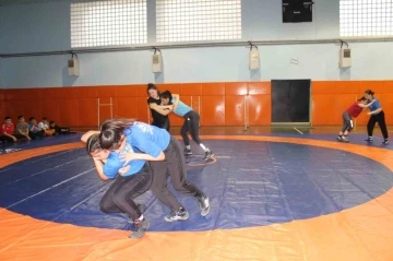 Kadın g&uuml;reş&ccedil;ilerin hedefi Avrupa&rsquo;da T&uuml;rk bayrağını dalgalandırmak
