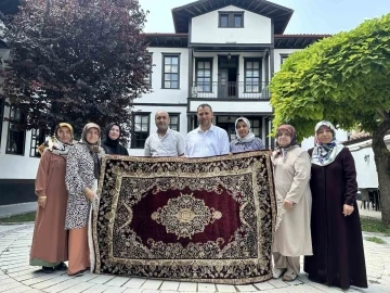 Kadın K&uuml;lt&uuml;r ve Sanat Merkezi&rsquo;nde giden kursiyerler halı dokumayı &ouml;ğreniyor
