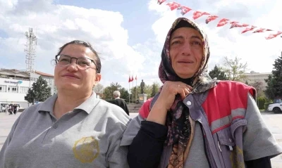 Kadın personele Anneler G&uuml;n&uuml; s&uuml;rprizi: &Ccedil;ocuklarını dev ekranda g&ouml;r&uuml;nce g&ouml;zyaşlarını tutamadılar
