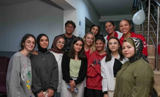 Kadın voleybol takımı &ccedil;ocuklar ve gen&ccedil;lerle buluştu
