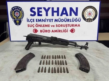 Polisten ka&ccedil;an kadının pazar arabasından uzun namlulu silah &ccedil;ıktı