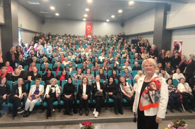 Kadınlar Atat&uuml;rk&rsquo;&uuml; Sevdiği Şarkılarla Andı