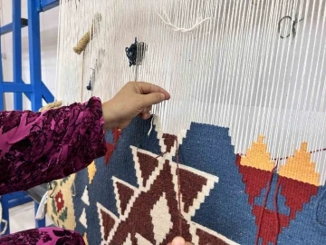 Kadınlar ilmik atarak kazan&ccedil; elde etmek i&ccedil;in &ccedil;ıktıkları yolda ilk kilimi bitirdiler
