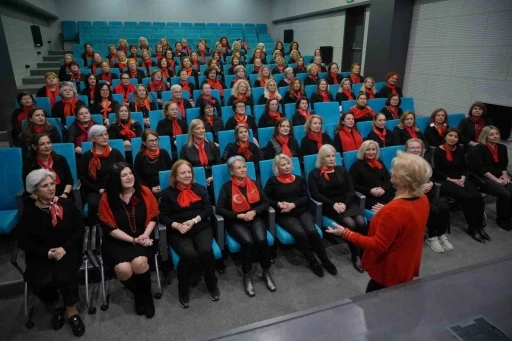 Kadınlar Korosu Ferdi Tayfur&rsquo;u &rsquo;Ben de &ouml;zledim&rsquo; şarkısıyla andılar