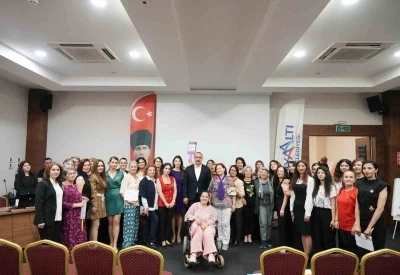 Kadınlar, sertifikalarını başkan Kotan&rsquo;dan aldı
