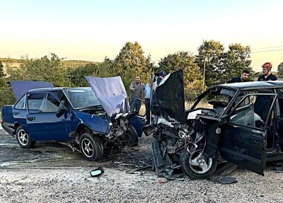 Mustafakemalpaşa'da feci kazada 1  kişi yaşamını yitirdi, 3 kişi ağır yaralı 1 &ouml;l&uuml;, 3 ağır yaralı