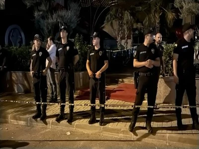 Kafede iki grup arasında silahlı &ccedil;atışma: 3 &ouml;l&uuml;, 3 yaralı