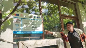 Kafeye giren hırsızlar meşrubat i&ccedil;ip eğlendi
