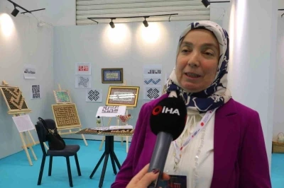 Kağıt &uuml;zerine yaptığı Kufi sanatını ahşap k&uuml;plere d&ouml;kt&uuml;
