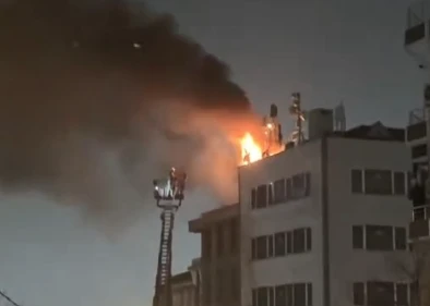 Kağıthane'de 4 katlı binanın &ccedil;atısı alev alev yandı