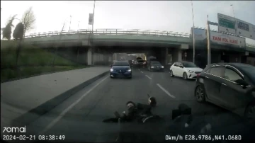 Kağıthane&rsquo;de feci kaza kamerada: Metrelerce s&uuml;r&uuml;klenip altına girdi
