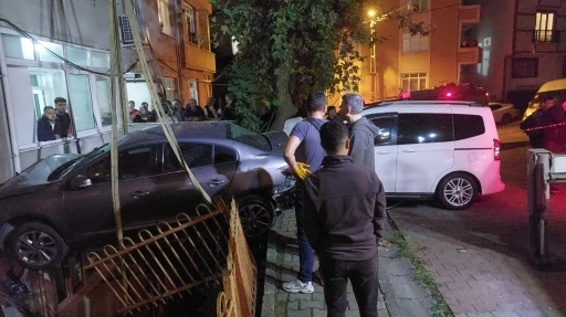 Kağıthane&rsquo;de freni boşalan ticari ara&ccedil; park halindeki otomobile &ccedil;arptı: 2 yaralı
