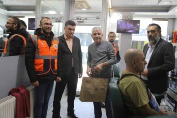 Kağıthane&rsquo;de kuaf&ouml;r ve berberlere hediye seti dağıtıldı
