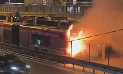 Kağıthane&rsquo;de seyir halindeki metrob&uuml;s yandı
