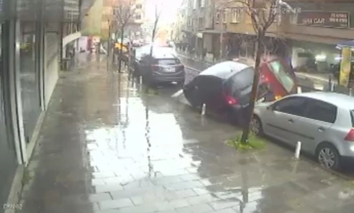 Kağıthane&rsquo;de t&uuml;msekten ge&ccedil;erken ara&ccedil;lara &ccedil;arpan otomobil ortalığı birbirine kattı: O anlar kamerada
