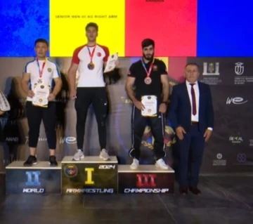 Kağıtspor&rsquo;un bilek g&uuml;reş&ccedil;ileri d&uuml;nya şampiyonu
