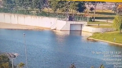 Kahraman g&uuml;venlik&ccedil;i Nil&uuml;fer &Ccedil;ayı'na d&uuml;şen 1,5 yaşındaki &ccedil;ocuğu kurtardı