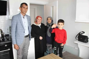 Kahraman madenciden alkışlık hareket: Yeni evinin kapısını depremzede aileye a&ccedil;tı
