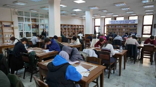 Kahramanmaraş B&uuml;y&uuml;kşehir Belediyesi, &uuml;niversite adaylarının yanında
