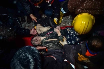 Kahramanmaraş Elbistan&rsquo;da enkaz altında yaşam m&uuml;cadelesi verdiler
