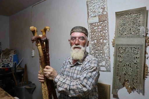Kahramanmaraş&rsquo;ta 50 yıllık baston ustası kartal başlı bastonlar &uuml;retiyor
