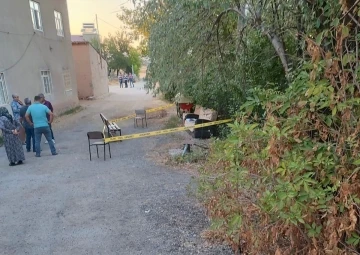 Evinin bah&ccedil;esinde oturan kadına yorgun mermi saplandı