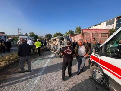 Kahramanmaraş&rsquo;ta iş&ccedil;i servisi ile otomobil &ccedil;arpıştı: 12 yaralı
