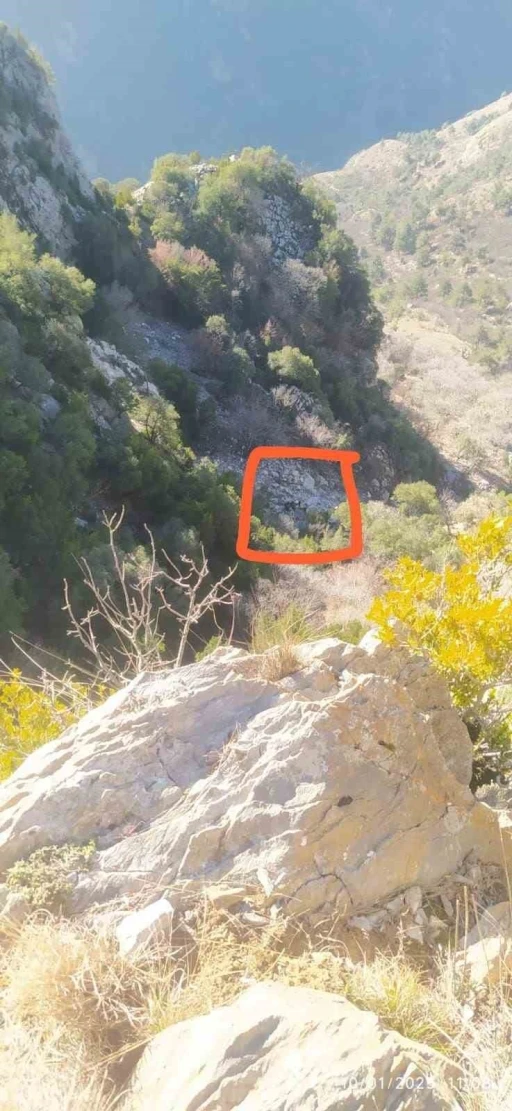 Kahramanmaraş&rsquo;ta kayalıklardan d&uuml;şen vatandaşın cenazesi bulunduğu yerden &ccedil;ıkartıldı
