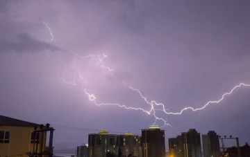 Şimşekler geceyi g&uuml;nd&uuml;ze &ccedil;evirdi