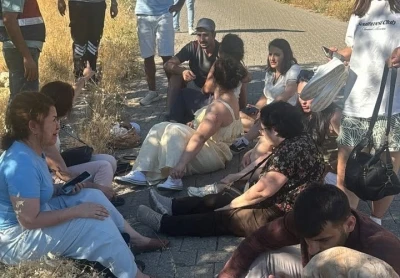 Kahta'da turistleri taşıyan minib&uuml;s devrildi: 13 yaralı