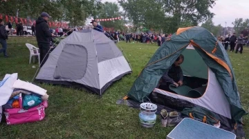 Kakava coşkusunu ve eğlencenin tadını &ccedil;adırlarında &ccedil;ıkardılar
