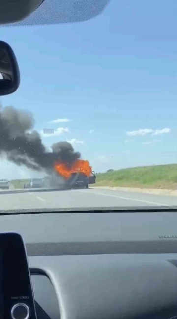 Kakava Şenlikleri&rsquo;ne giden gen&ccedil;lerin aracı alev aldı
