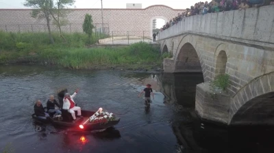 Kakava şenliklerinde kayıkla nehre inen Roman &Ccedil;eribaşı, vatandaşları selamladı
