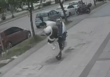 Kaldırım taşı kalkınca motosikletteki gen&ccedil; kızlar yere &ccedil;akıldı

