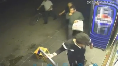 Kaldırımda &ccedil;ekirdek &ccedil;itleyerek y&uuml;r&uuml;rken taburedeki cep telefonunu &ccedil;aldı