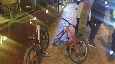 Kaldırımda hız kazaya neden oldu; 16 yaşındaki &ccedil;ocuk ağaca &ccedil;arptı
