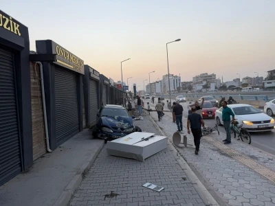 Kaldırımda y&uuml;r&uuml;yen &ccedil;ocuk, otomobil &ccedil;arpması sonucu hayatını kaybetti