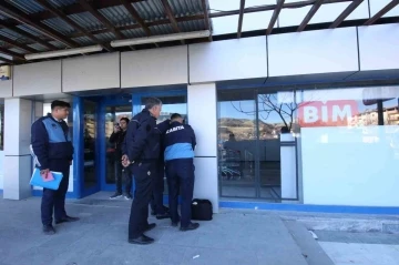 Kaldırımı işgal eden BİM şubesi m&uuml;h&uuml;rlendi
