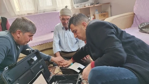 Kale&rsquo;de 14 yaşlı vatandaşın kimlik yenileme işlemi adresinde yapıldı
