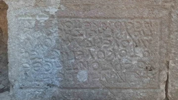 Kale duvarında kitabedeki gizemli alfabeyi bilim insanları &ccedil;&ouml;zemedi
