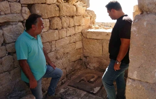 Kale kazılarında yaşam alanları ortaya &ccedil;ıkıyor: Surlarda 700 yıllık tuvalet bulundu
